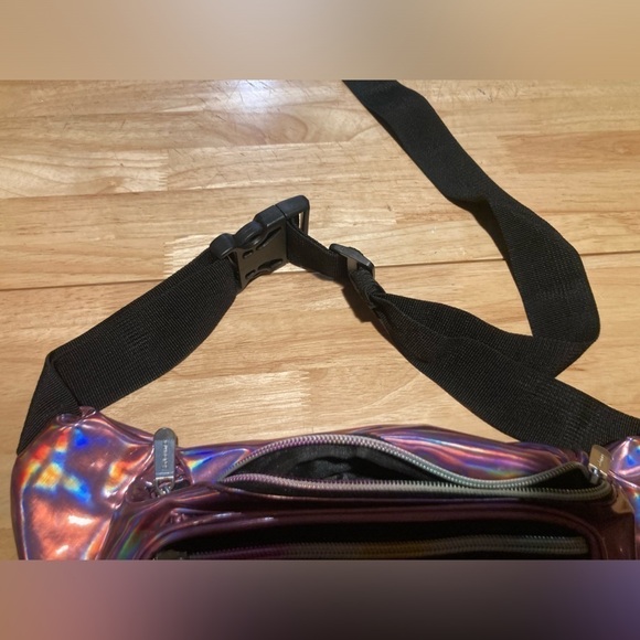 Sojourner Fanny pack in a iridescent pink color. 2 big pockets with zippers - Picture 5 of 7
